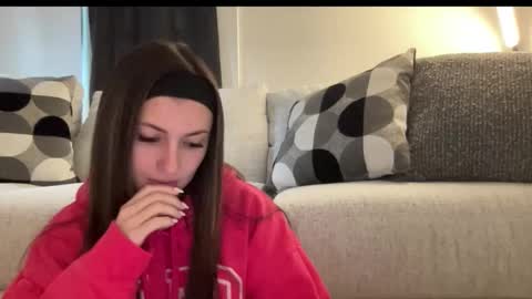 laylahlaylah1 online show from November 30, 2025, 2:32 pm