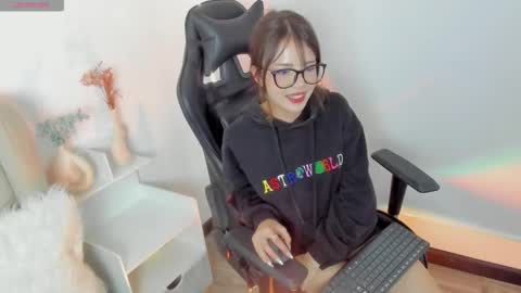 LAYLA online show from October 8, 2025, 7:55 pm