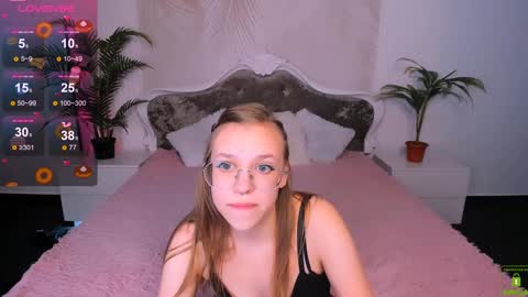 layriantavee online show from December 22, 2024, 9:44 am