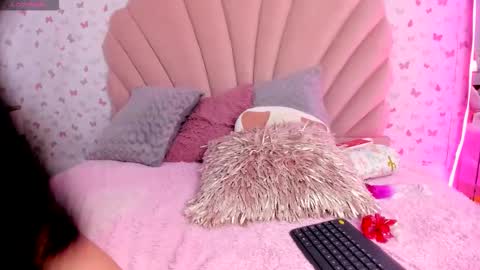 lea_abbey online show from November 4, 2025, 12:59 pm