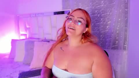 Snapshot of leahbarker chatting on December 5, 2025, 3:59 am Leah online show from December 5, 2025, 3:59 am