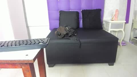 leamoreau__ online show from November 4, 2025, 11:31 am