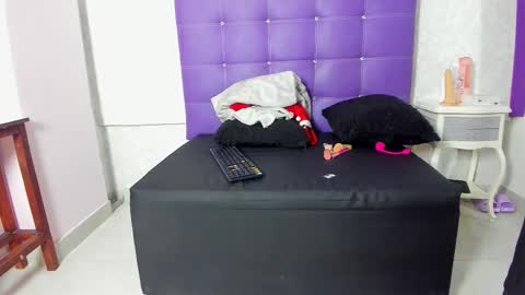 leamoreau__ online show from November 6, 2025, 11:44 am