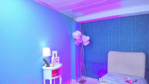 leamoreau__ online show from December 20, 2025, 12:12 pm