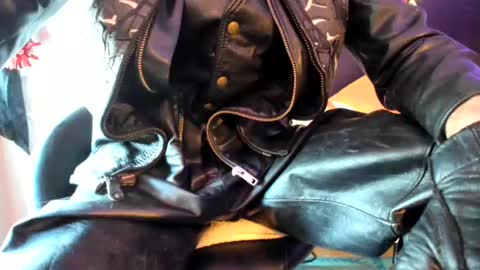 Snapshot of leatherdude69 chatting on February 4, 2025, 3:04 pm leatherdude69 online show from February 4, 2025, 3:04 pm
