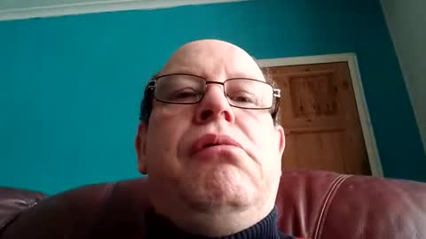Snapshot of leatherpants68 chatting on April 17, 2026, 8:17 am leatherpants68 online show from April 17, 2026, 8:17 am