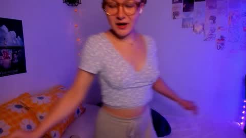 Snapshot of leazy_peasy chatting on November 16, 2025, 5:24 am Ellie online show from November 16, 2025, 5:24 am