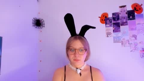 Snapshot of leazy_peasy chatting on December 4, 2025, 4:22 am Ellie online show from December 4, 2025, 4:22 am