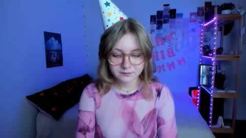 Snapshot of leazy_peasy chatting on December 17, 2025, 11:00 pm Ellie online show from December 17, 2025, 11:00 pm