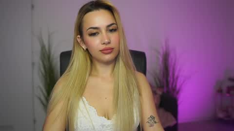 Snapshot of legallyblonde18 chatting on April 8, 2026, 6:19 pm LegallyBlonde18 online show from April 8, 2026, 6:19 pm