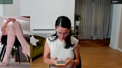 Elle  online show from September 27, 2025, 3:06 pm