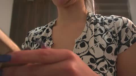 Snapshot of leiaah__ chatting on October 31, 2025, 7:48 pm Leah online show from October 31, 2025, 7:48 pm