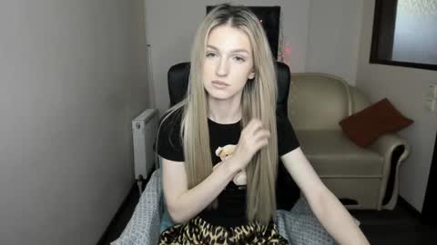 Snapshot of leila_morriss chatting on December 11, 2024, 3:24 am Leila Morriss online show from December 11, 2024, 3:24 am