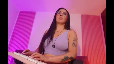 Snapshot of leila_petitee chatting on February 10, 2026, 11:14 am Leila online show from February 10, 2026, 11:14 am