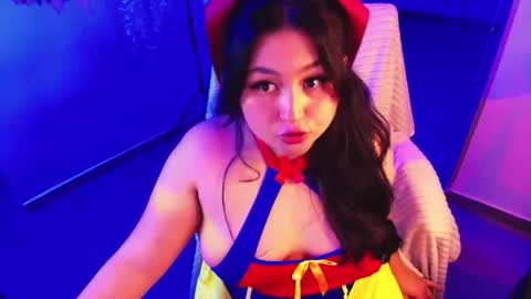 Lenna Kang online show from December 1, 2025, 11:54 pm