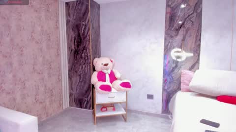 Lenathompson online show from February 26, 2026, 4:22 am