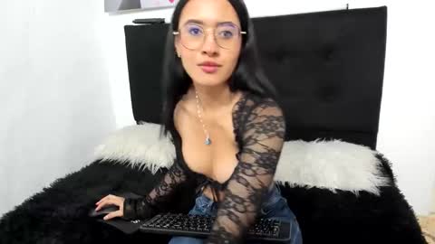 Snapshot of lennox_amy chatting on April 23, 2026, 1:35 pm lennox_amy online show from April 23, 2026, 1:35 pm