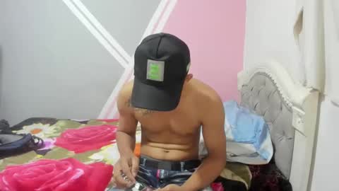 Snapshot of lenuam_and_tiffany chatting on February 6, 2025, 2:22 am lenuam_and_tiffany online show from February 6, 2025, 2:22 am