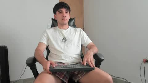 Snapshot of leo_jones389 chatting on April 22, 2026, 8:43 pm Leo Jones online show from April 22, 2026, 8:43 pm