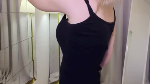 Snapshot of leo_lulu chatting on December 2, 2024, 3:14 pm Ashly online show from December 2, 2024, 3:14 pm