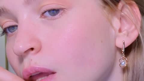 Snapshot of leo_lulu chatting on December 3, 2024, 3:33 pm Ashly online show from December 3, 2024, 3:33 pm