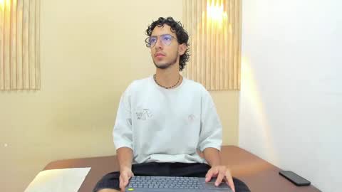 Snapshot of leo_sanz6 chatting on June 2, 2026, 12:18 pm LEO online show from June 2, 2026, 12:18 pm