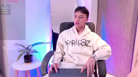 Snapshot of leohard_ chatting on April 13, 2026, 1:55 am leohard_ online show from April 13, 2026, 1:55 am