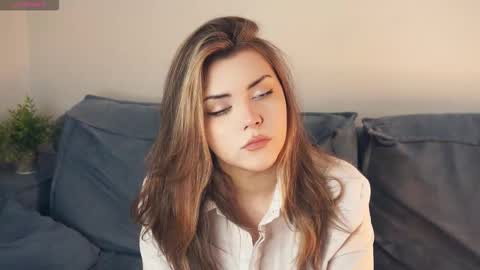 Mia online show from December 17, 2025, 7:47 am