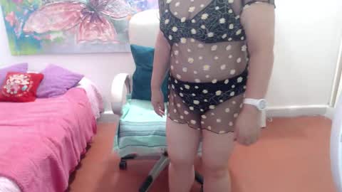 leonela   online show from January 12, 2026, 1:00 am