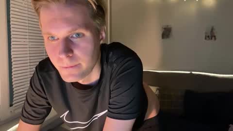 Snapshot of leonnextdoor chatting on January 9, 2026, 9:16 pm Leon online show from January 9, 2026, 9:16 pm