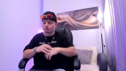 Leo  online show from November 19, 2025, 4:23 am