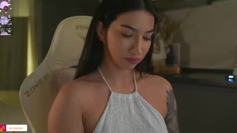 Leora online show from November 28, 2025, 5:26 pm