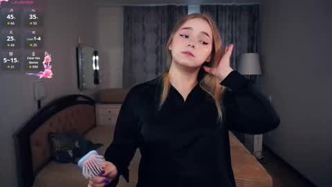 Hello everyone Im Lora Its my first day Were going to have fun together online show from October 1, 2025, 6:52 am