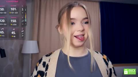 Hello everyone Im Lora Its my first day Were going to have fun together online show from October 30, 2025, 5:09 am