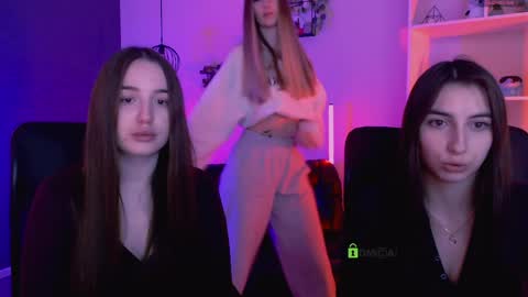 leslie_bird online show from April 8, 2026, 8:25 am