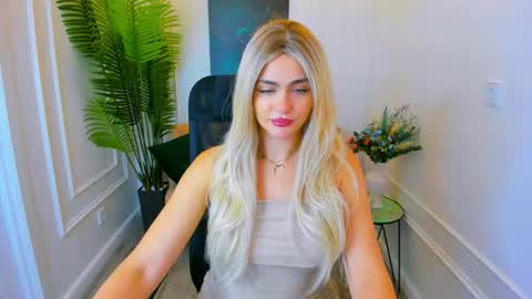 lesliemineg online show from September 19, 2025, 7:47 pm