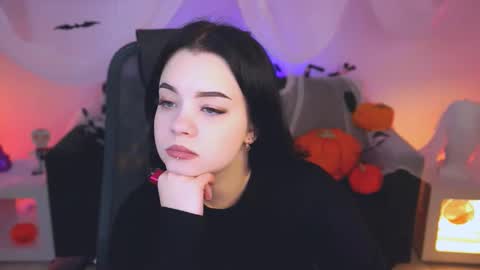 LeslieRowe online show from October 19, 2025, 11:44 am