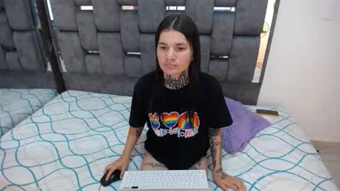 -- lesly -- online show from September 17, 2025, 11:12 am