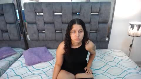 -- lesly -- online show from September 18, 2025, 11:45 am