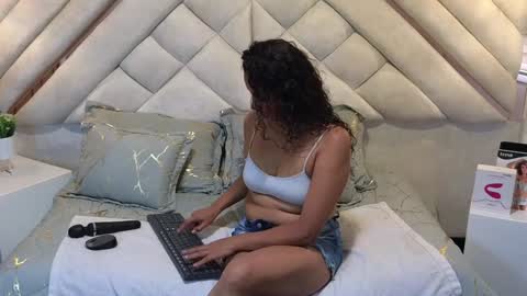 Lesly  online show from February 5, 2025, 9:50 pm