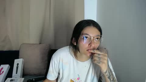 lessliee online show from April 16, 2026, 8:15 am