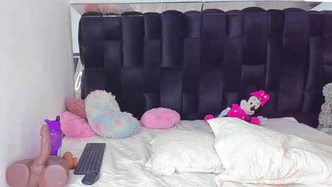 lexiross1 online show from February 6, 2025, 6:56 pm