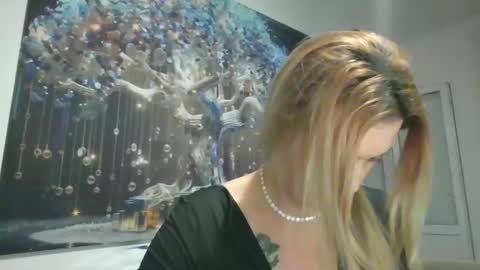 Snapshot of leyafoster chatting on January 22, 2025, 6:41 pm Leya online show from January 22, 2025, 6:41 pm