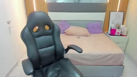Snapshot of leynabraun chatting on April 30, 2026, 1:06 pm online show from April 30, 2026, 1:06 pm