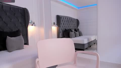 lia_cat__ online show from December 5, 2025, 5:20 pm