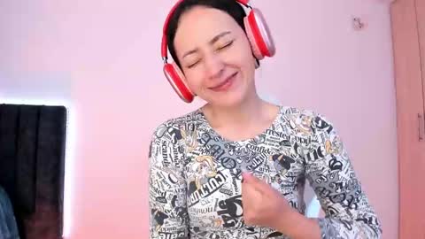 Snapshot of lia_queen610 chatting on January 18, 2025, 11:55 pm Little Queen Lia online show from January 18, 2025, 11:55 pm