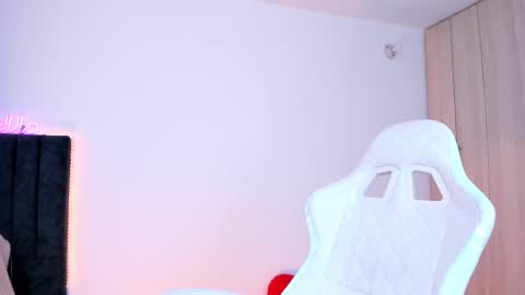 Snapshot of lia_queen610 chatting on February 20, 2025, 8:25 pm Little Queen Lia online show from February 20, 2025, 8:25 pm