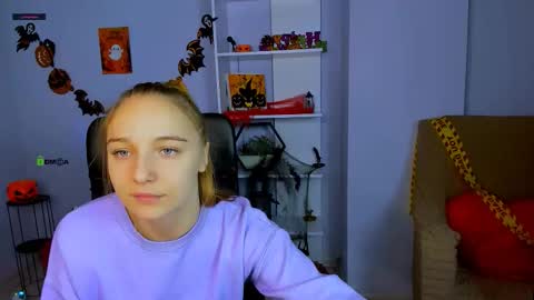 Lia online show from November 3, 2025, 1:12 pm