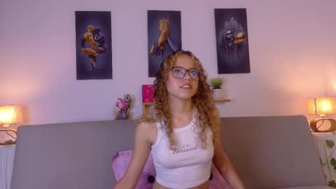 Snapshot of lia_valmont_18 chatting on May 25, 2026, 6:58 pm Juliana online show from May 25, 2026, 6:58 pm