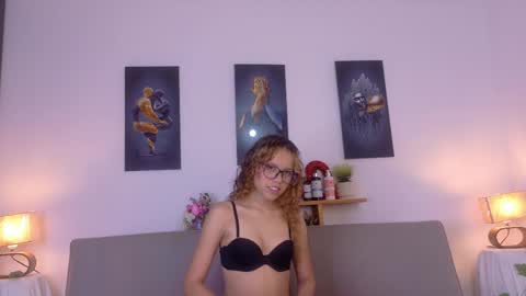 Snapshot of lia_valmont_18 chatting on May 27, 2026, 7:22 pm Juliana online show from May 27, 2026, 7:22 pm